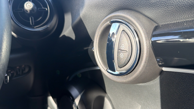 MINI Hatchback 1.5 Cooper Classic 3dr Auto Petrol Hatchback